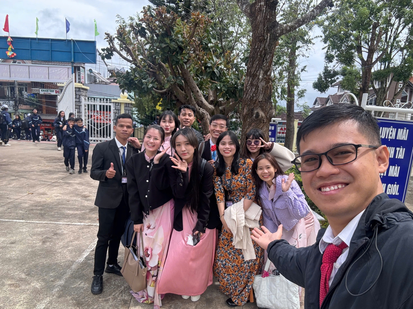 Nhóm 2 lớp Sư Phạm Âm Nhạc K17 - NV.TPHCM