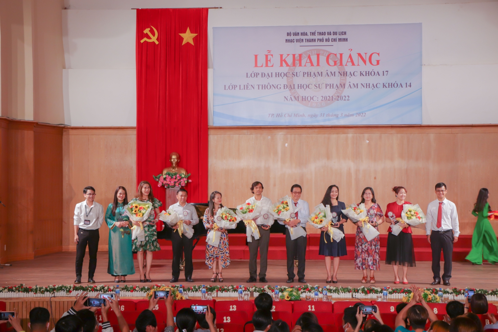 Trao hoa cho Ban Giám Đốc Nhạc Viện TP.HCM