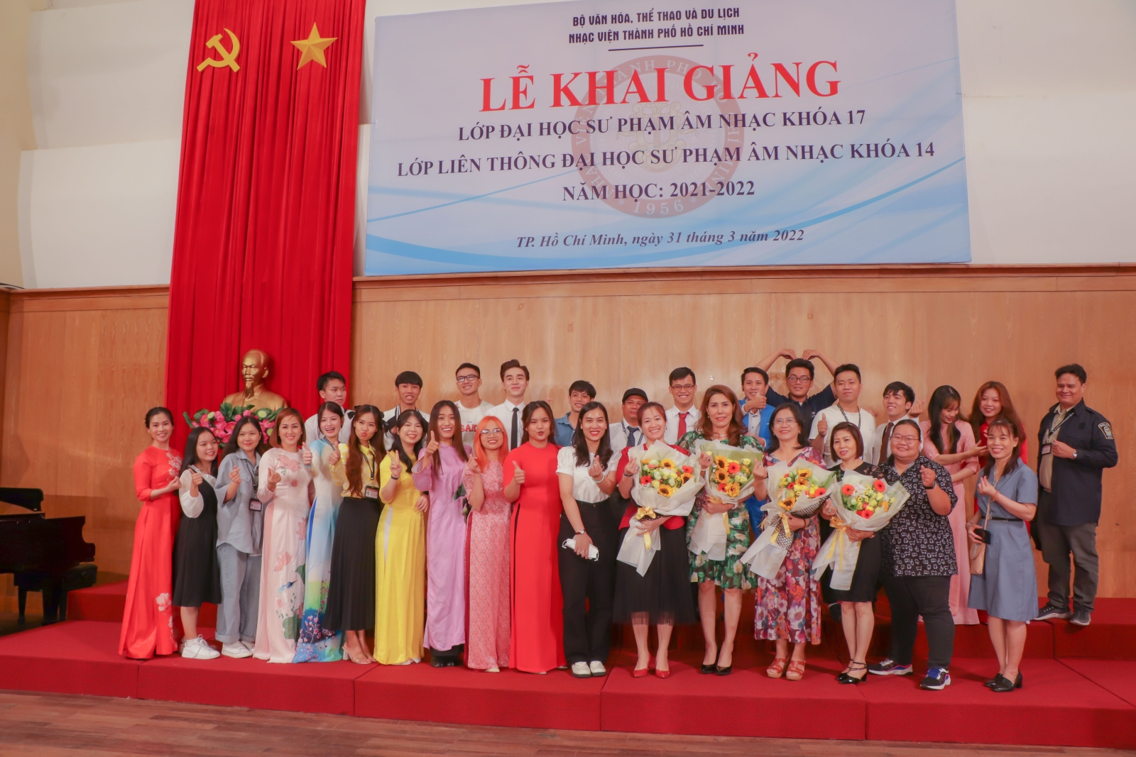 Chụp ảnh cùng các thầy cô trong buổi lễ khai giảng