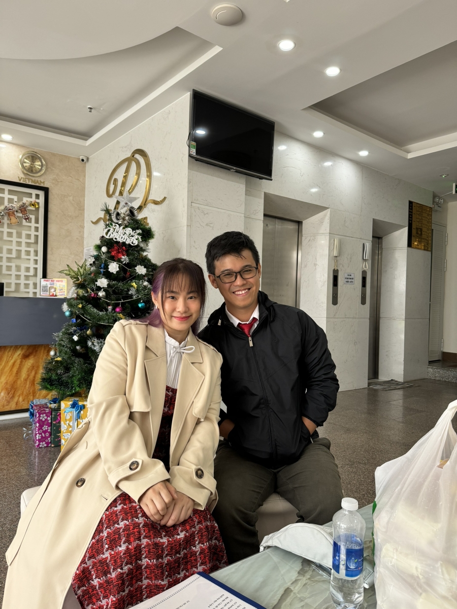 Chụp hình chung với chị Lương Bích Hữu khóa K16