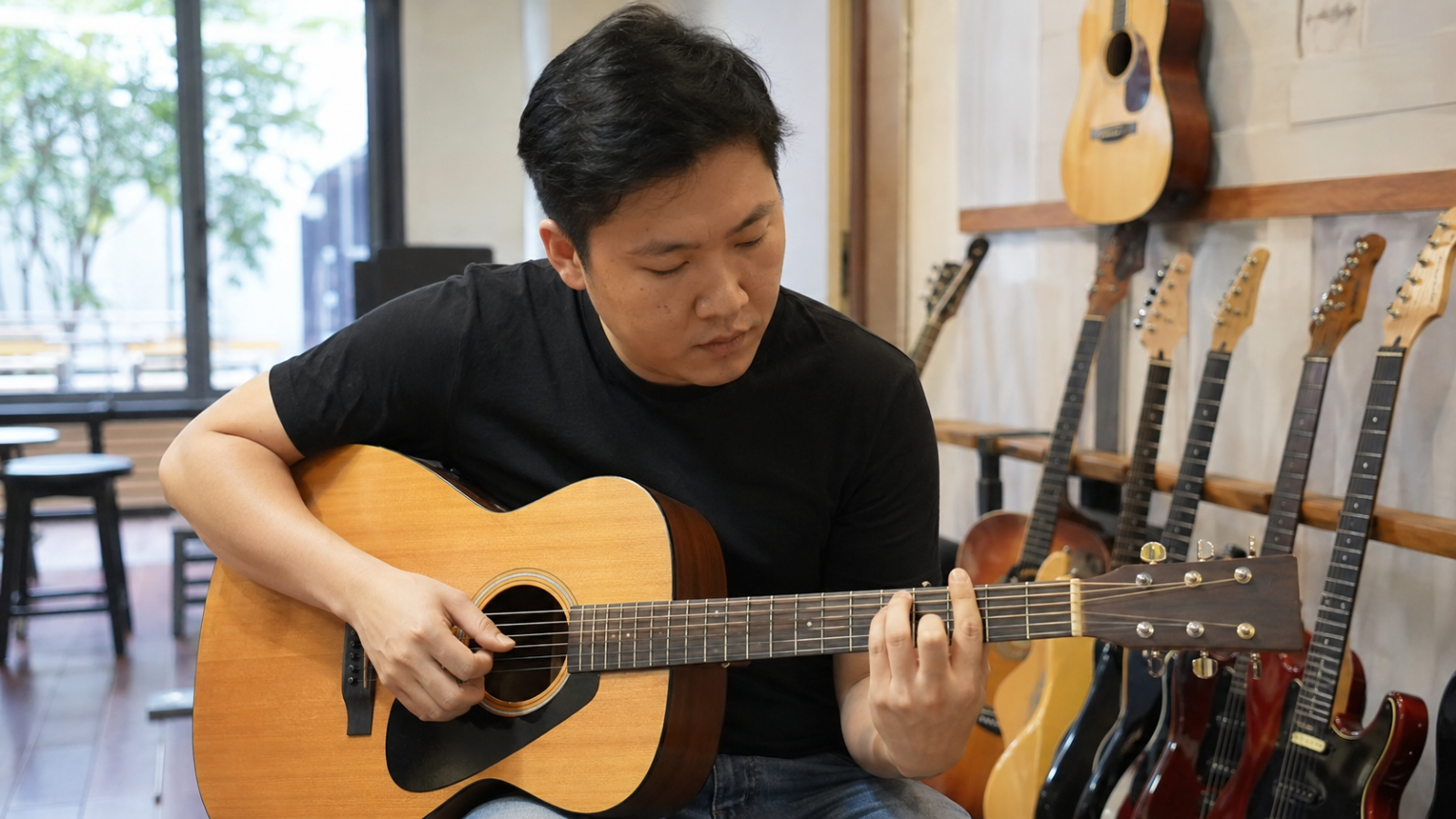 Không gian học guitar hiện đại tại Duytieu Music