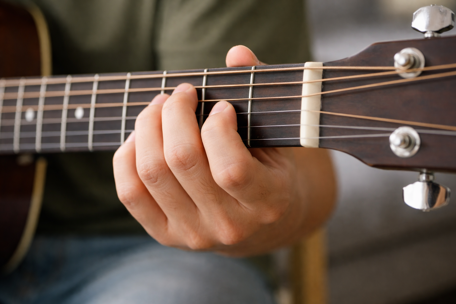 Bấm bằng đầu ngón giúp dây rung tự do và âm thanh vang rõ.