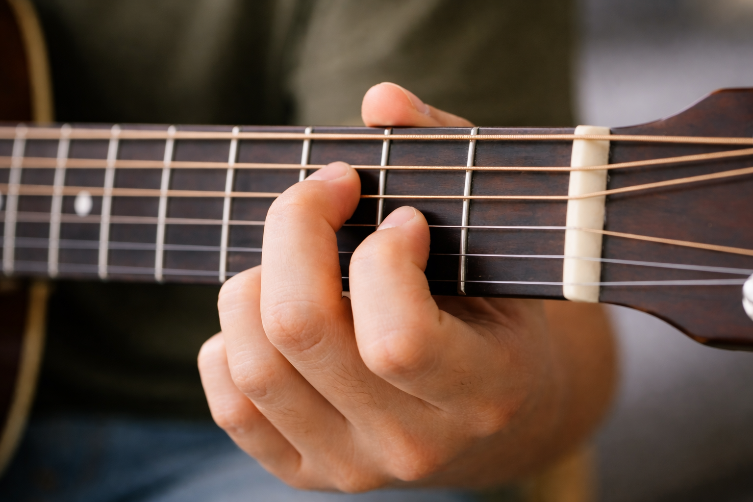 Ngón không chạm dây bên cạnh sẽ giúp hợp âm đủ tiếng và sạch.