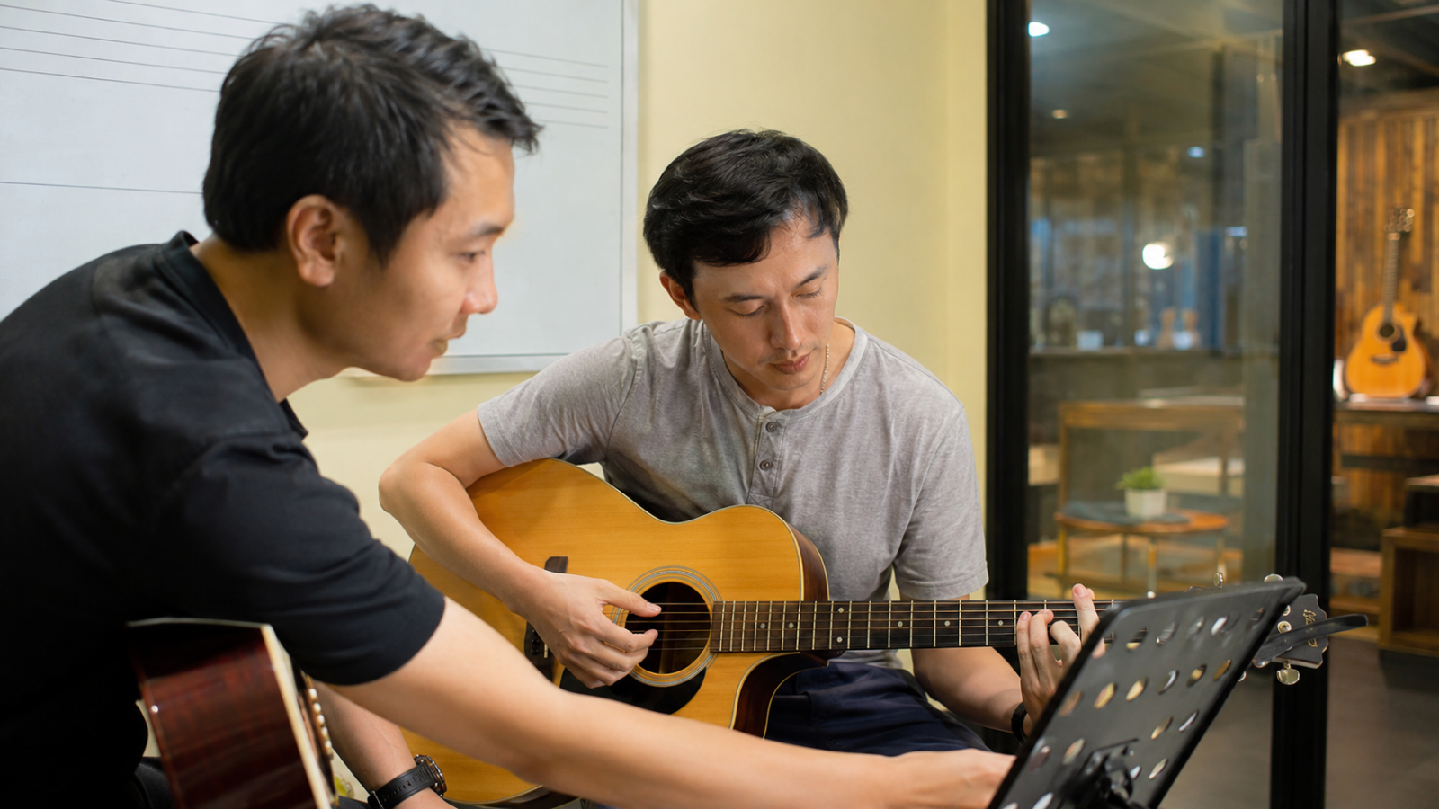 Không gian học guitar hiện đại và truyền cảm hứng tại Duytieu Music.