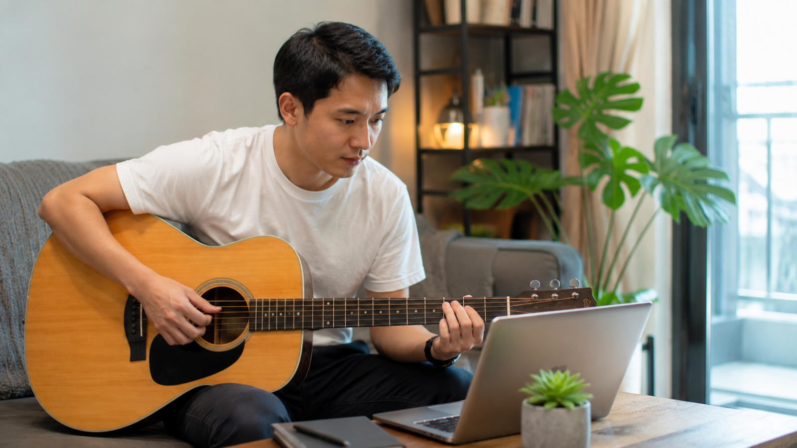 Học guitar online giúp linh hoạt hơn về thời gian và địa điểm.