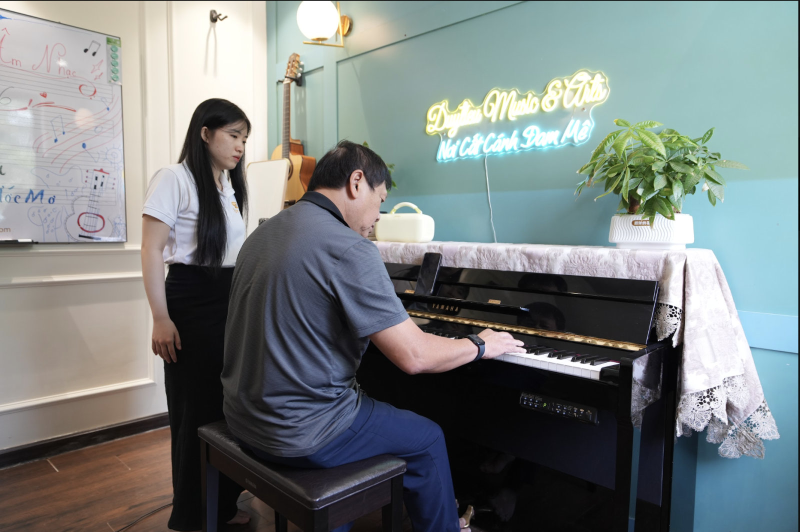 Học Piano kết hợp kỹ thuật ngón, đọc nhạc và thực hành tác phẩm.