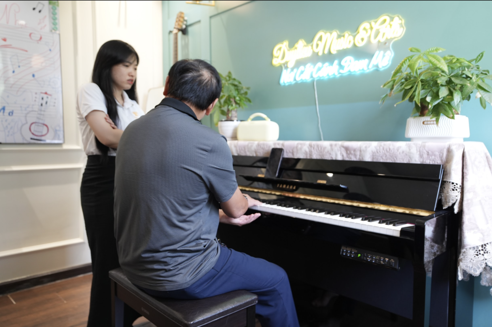 Học tập trực tiếp giúp học viên nhận được hướng dẫn và điều chỉnh kỹ thuật trong quá trình luyện đàn