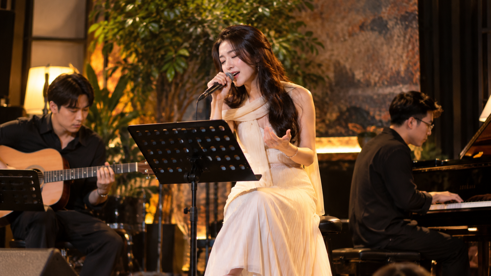 Luyện biểu diễn trong điều kiện gần với sân khấu thật giúp người học tự tin hơn khi trình bày ca khúc.