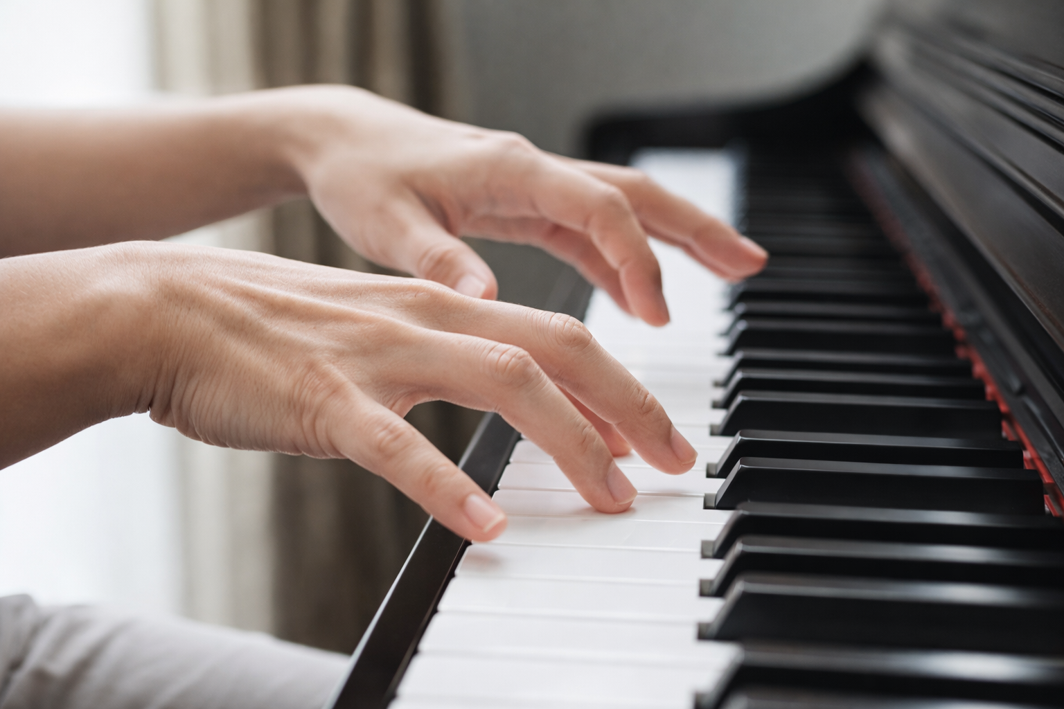 Chuyển động nhấn – nhấc nhanh giúp tạo hiệu ứng staccato rõ ràng.