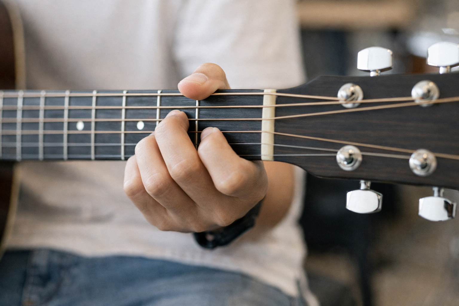 Tập từng hợp âm rõ ràng giúp tạo nền tảng vững chắc khi chơi guitar.