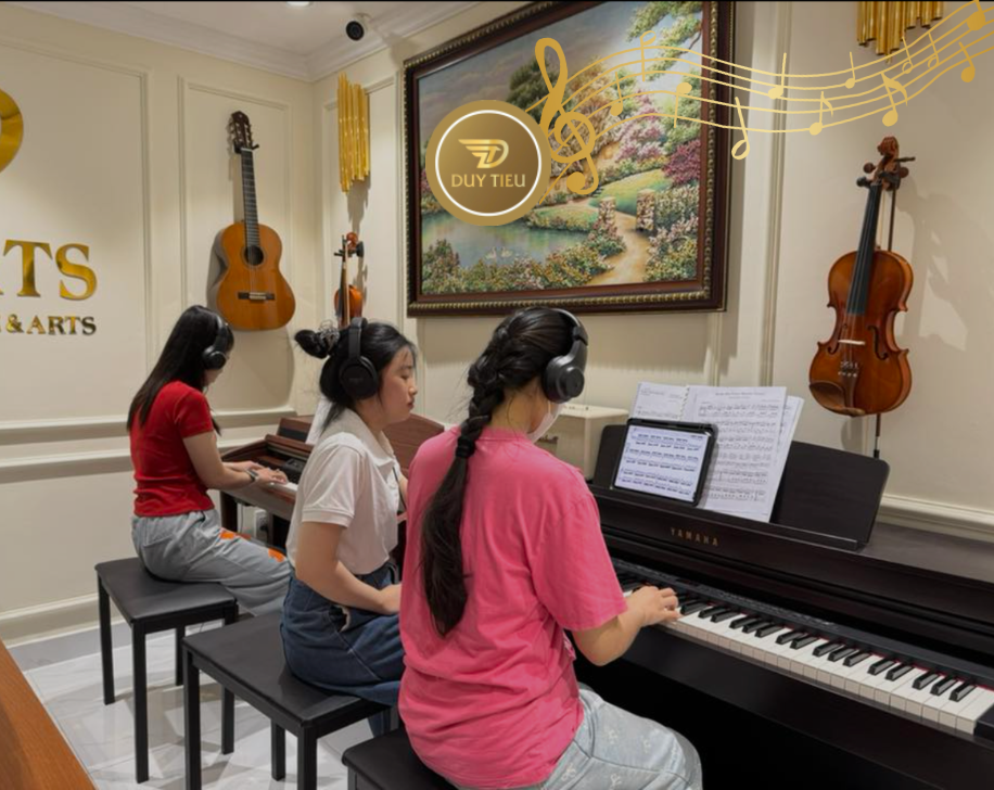 Giáo viên hướng dẫn người mới làm quen với phím đàn và nhịp điệu cơ bản