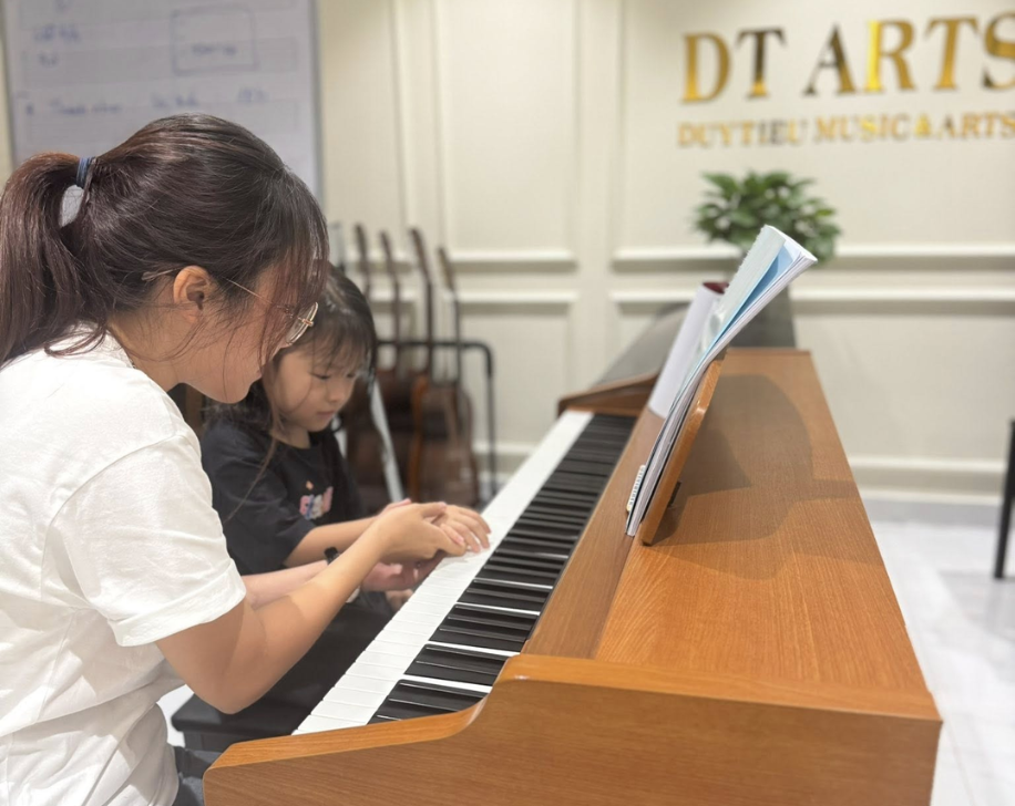 Học viên mới tập chơi những giai điệu piano đầu tiên theo lộ trình bài