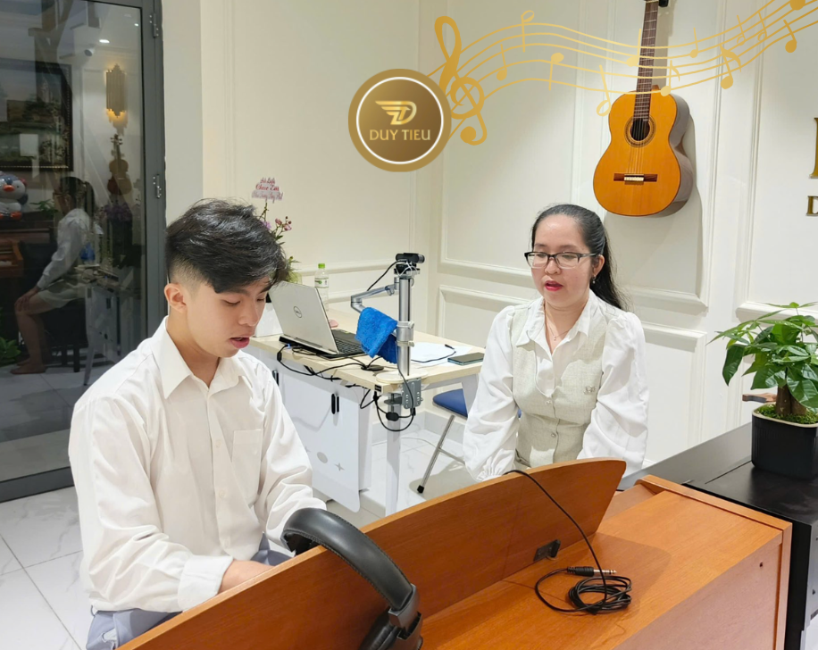 Học viên tập đệm hát những bài quen thuộc theo lộ trình thực hành.