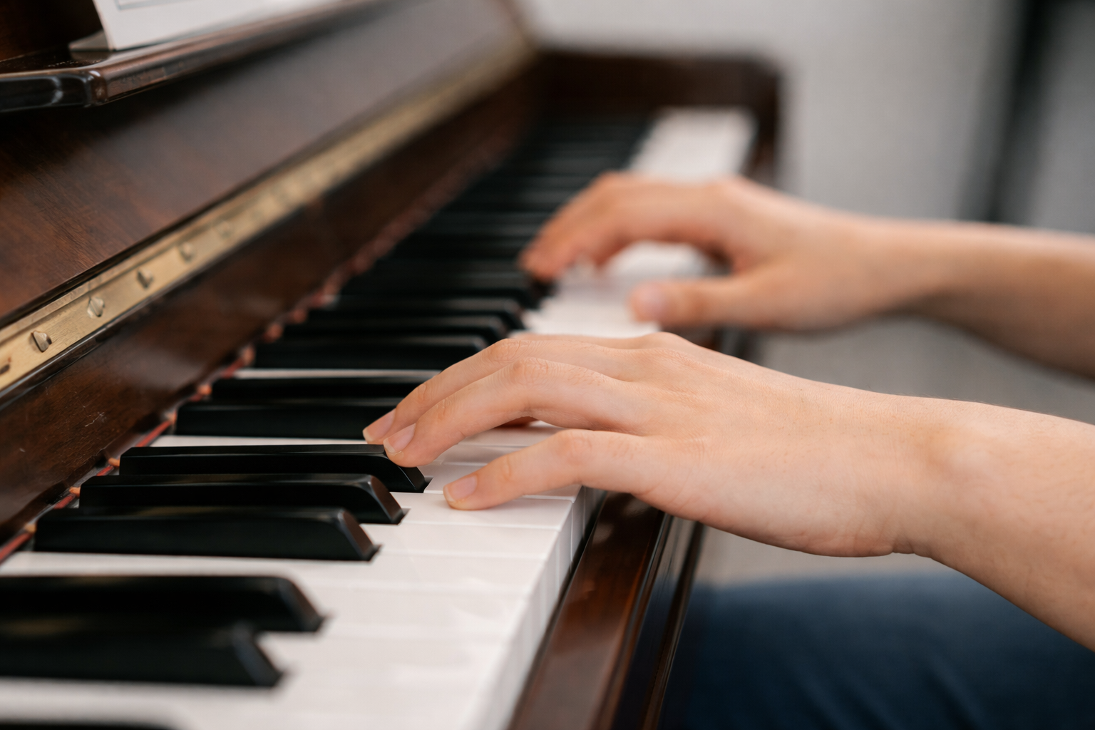 Ngón tay cong vừa phải, tiếp xúc phím bằng đầu ngón giúp tạo âm thanh tròn và đều.