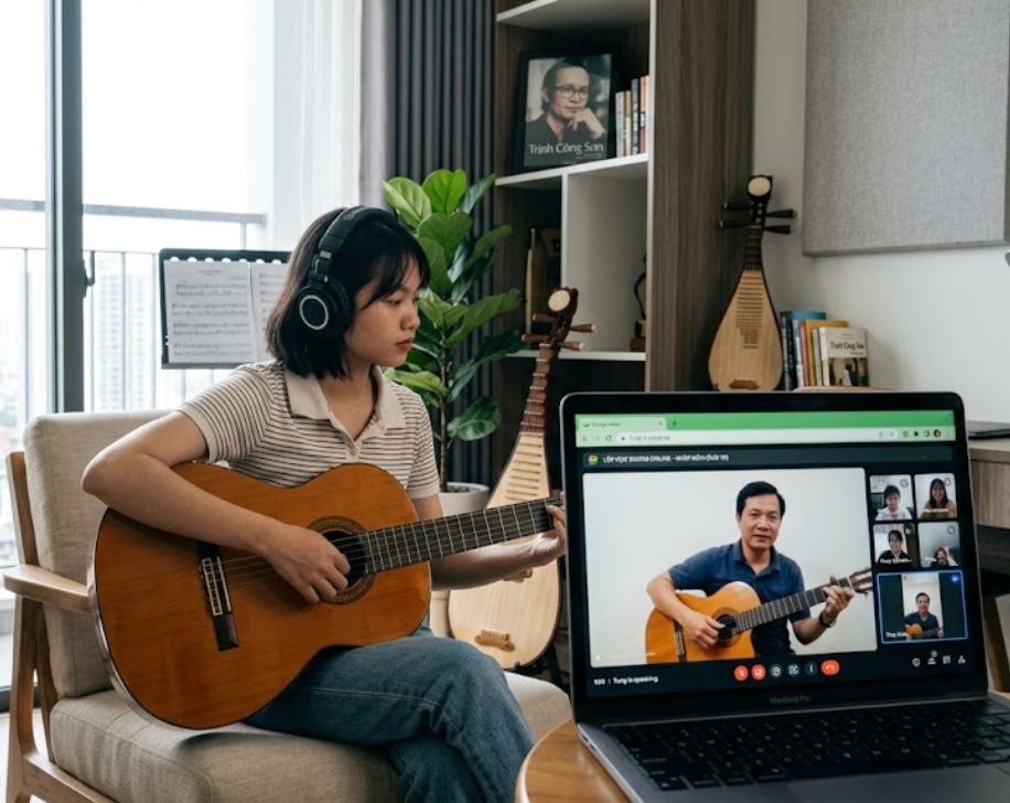 Học online phù hợp với người cần sự linh hoạt và chủ động thời gian.