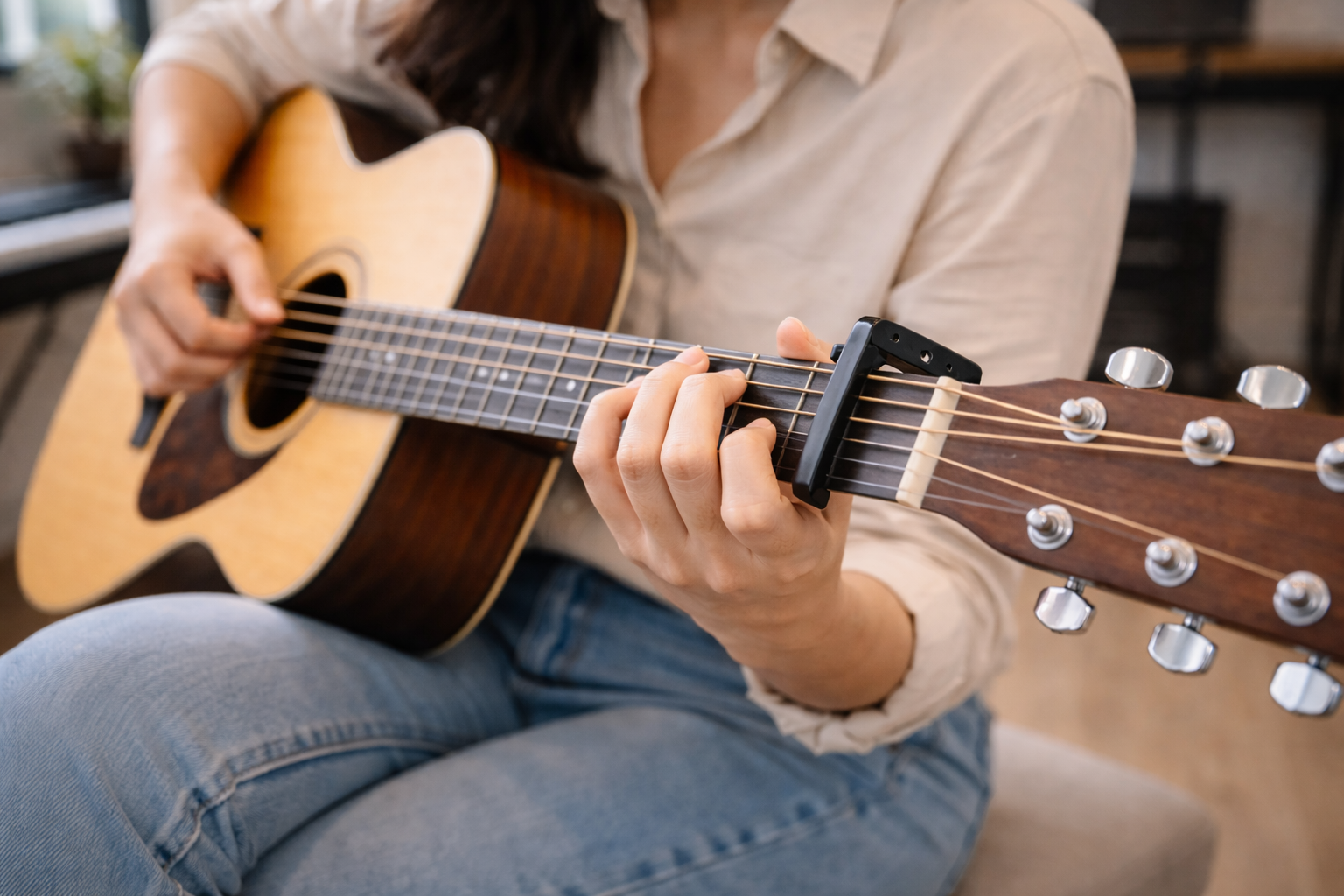 Giữ ngón tay gần vị trí bấm giúp tay trái di chuyển ít và chính xác hơn