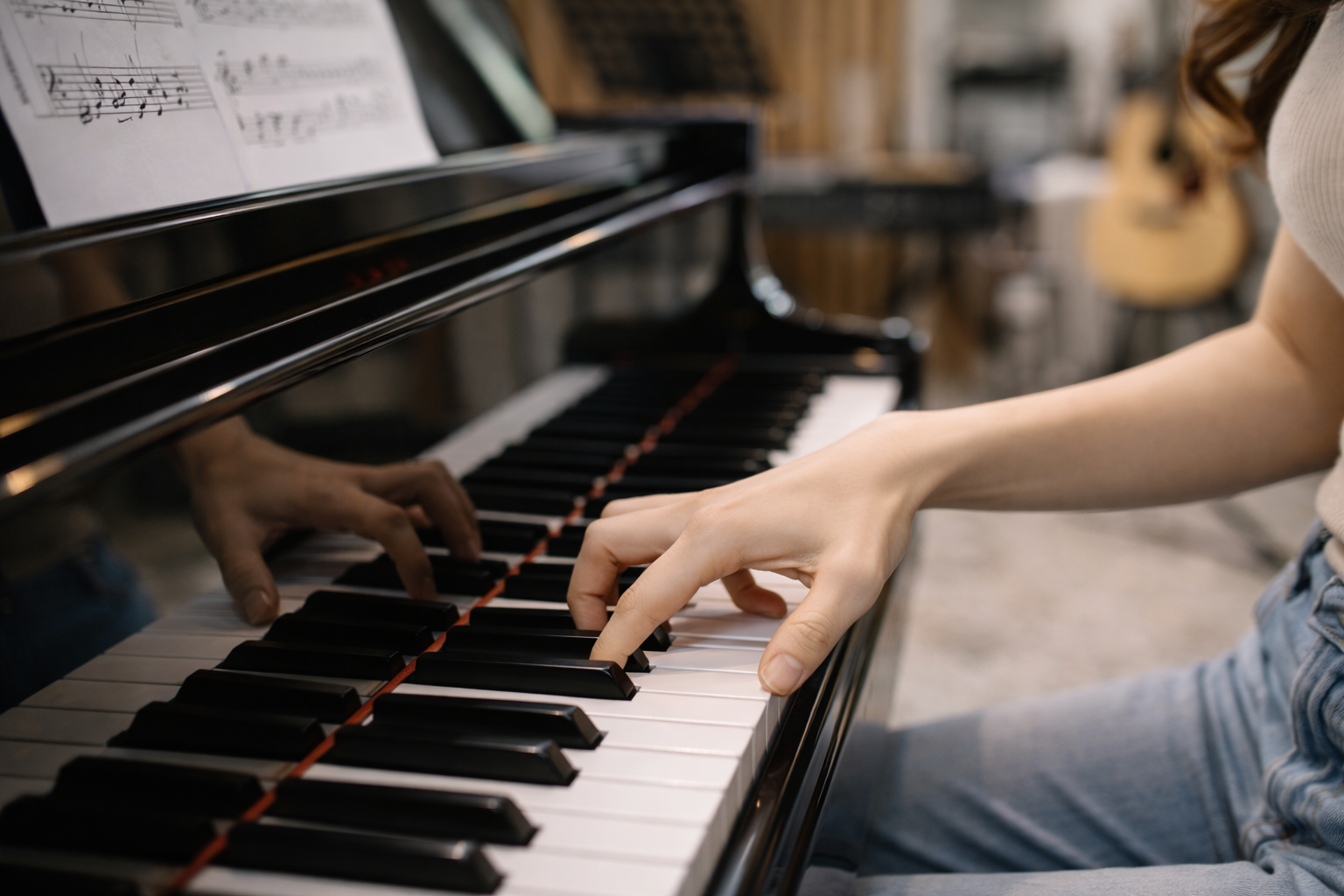 Ngón cái luồn xuống dưới giúp gam tiếp tục liền mạch.