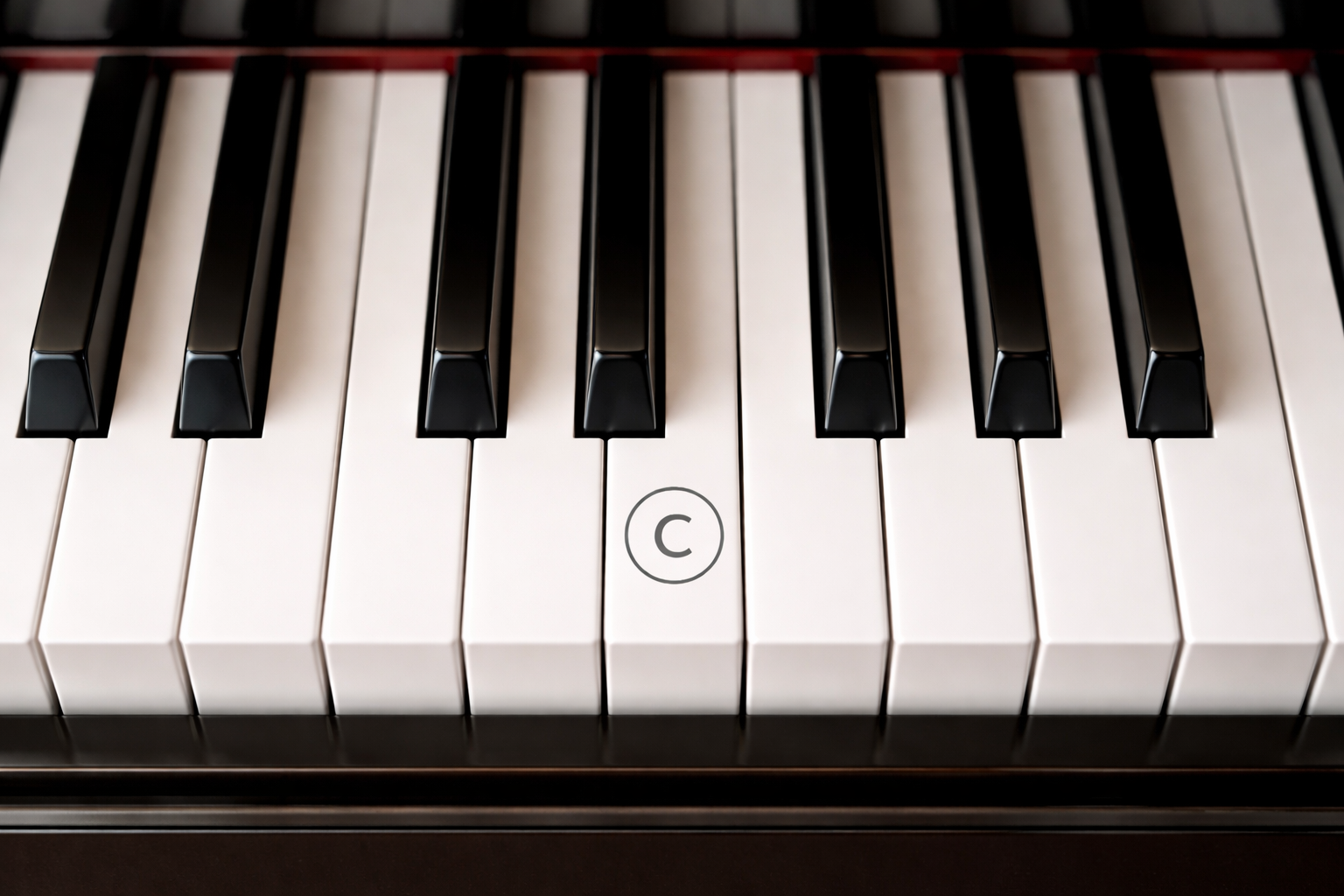 Nốt C nằm ngay bên trái cụm hai phím đen trên bàn phím piano.