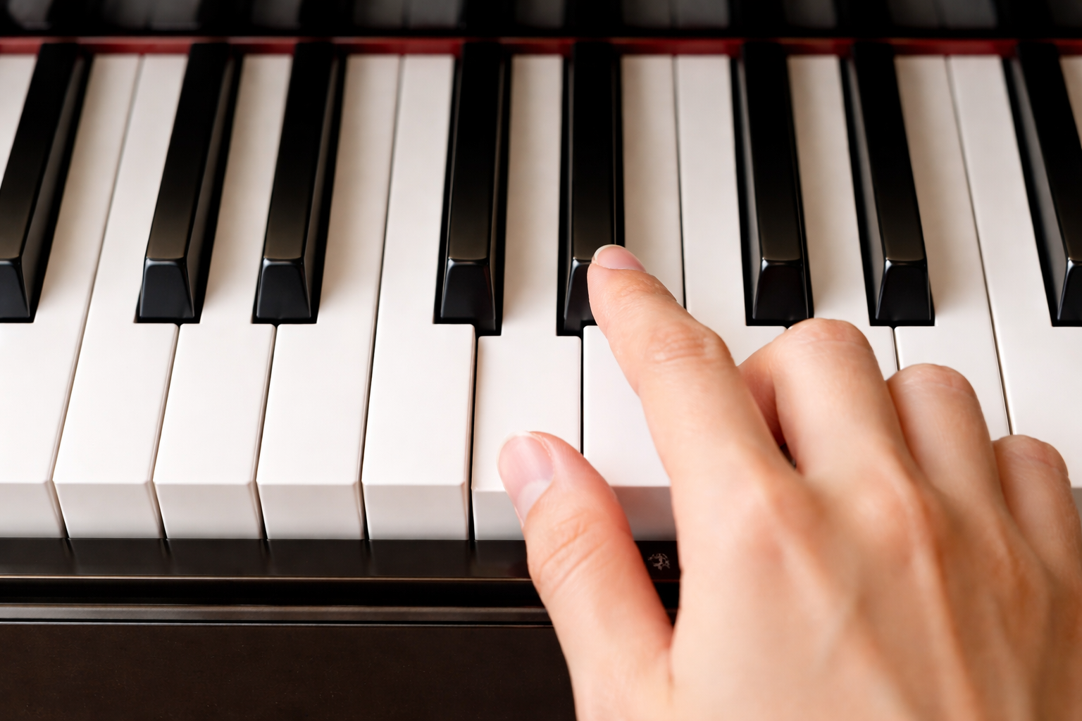  Phím đen tạo ra các nốt thăng (#) và giáng (b) trên piano.