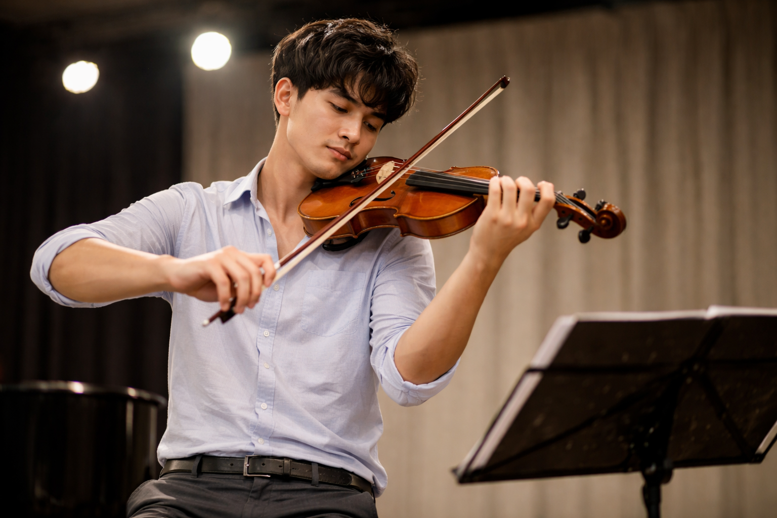 Học violin trong môi trường thực tế giúp bạn tiếp cận kỹ thuật dễ dàng hơn.