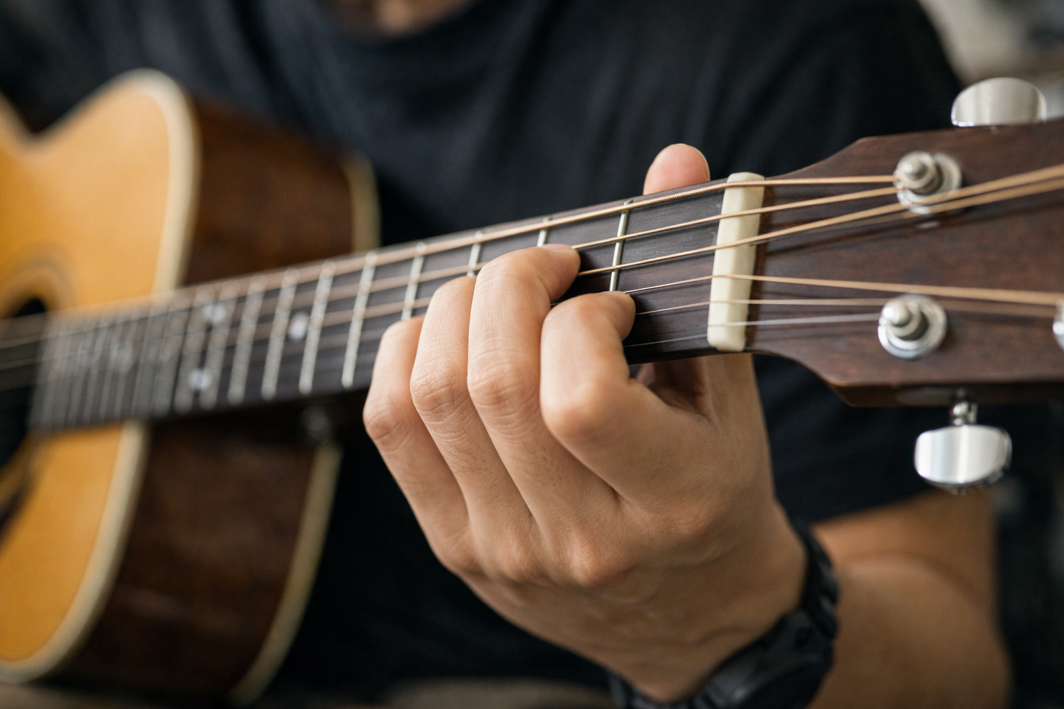 Bấm dây gần sát phím đàn giúp giảm lực cần thiết và hạn chế rè dây.