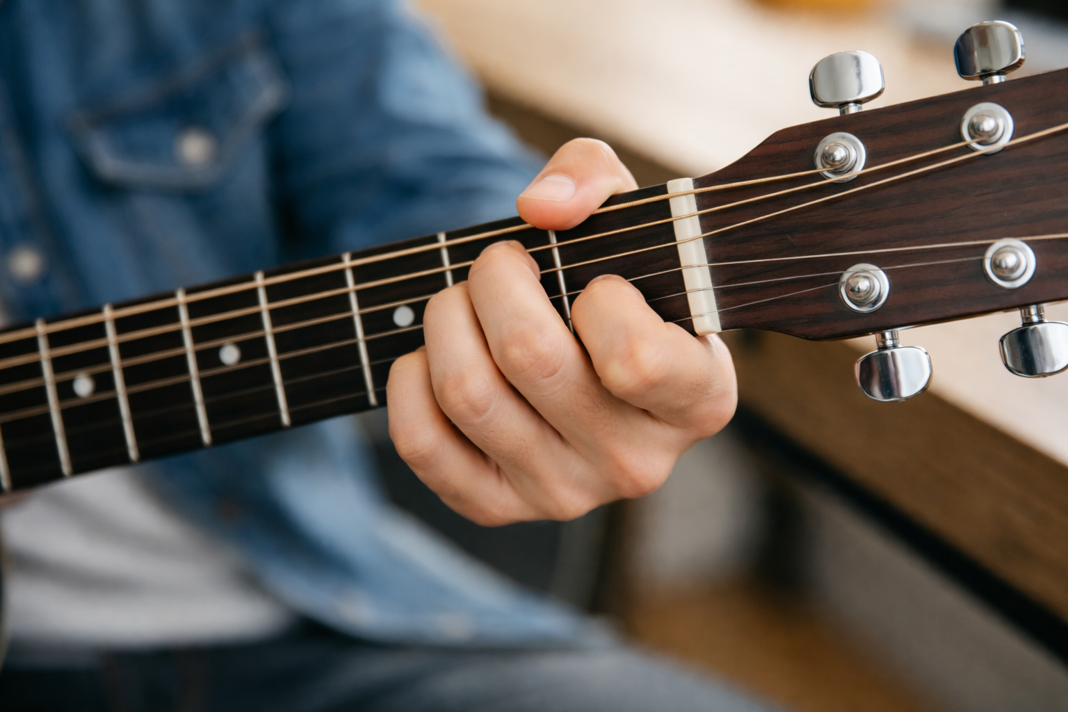 Khi đạt trí nhớ cơ, bạn không cần nhìn vẫn bấm đúng hợp âm.