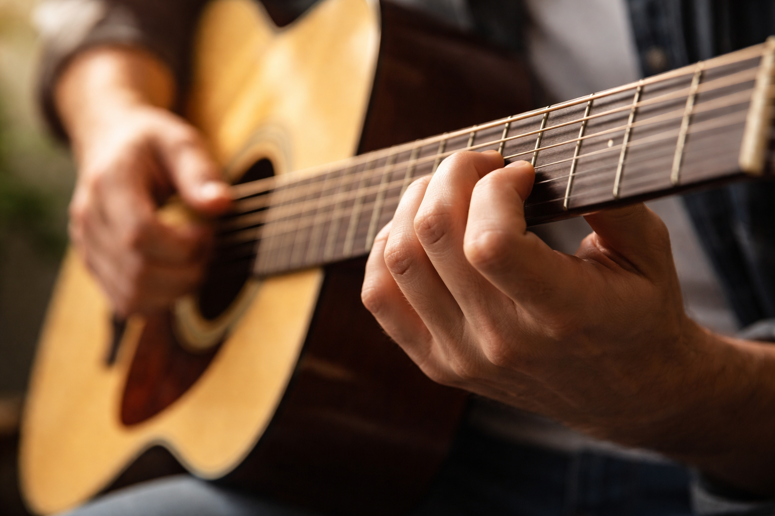 Người chơi guitar Việt Nam đang thực hiện kỹ thuật strumming, tay phải chuyển động rõ ràng, ánh sáng tự nhiên, chân thực, kích thước ảnh 16:9