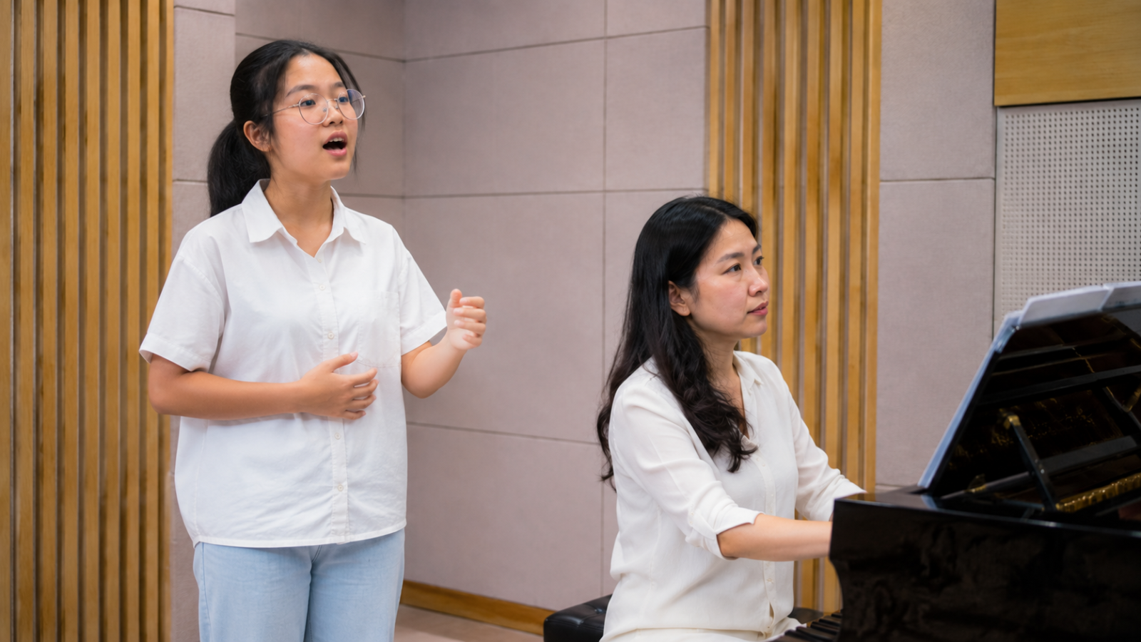 Học viên luyện Thanh nhạc và kỹ năng biểu diễn trước kỳ thi năng khiếu.
