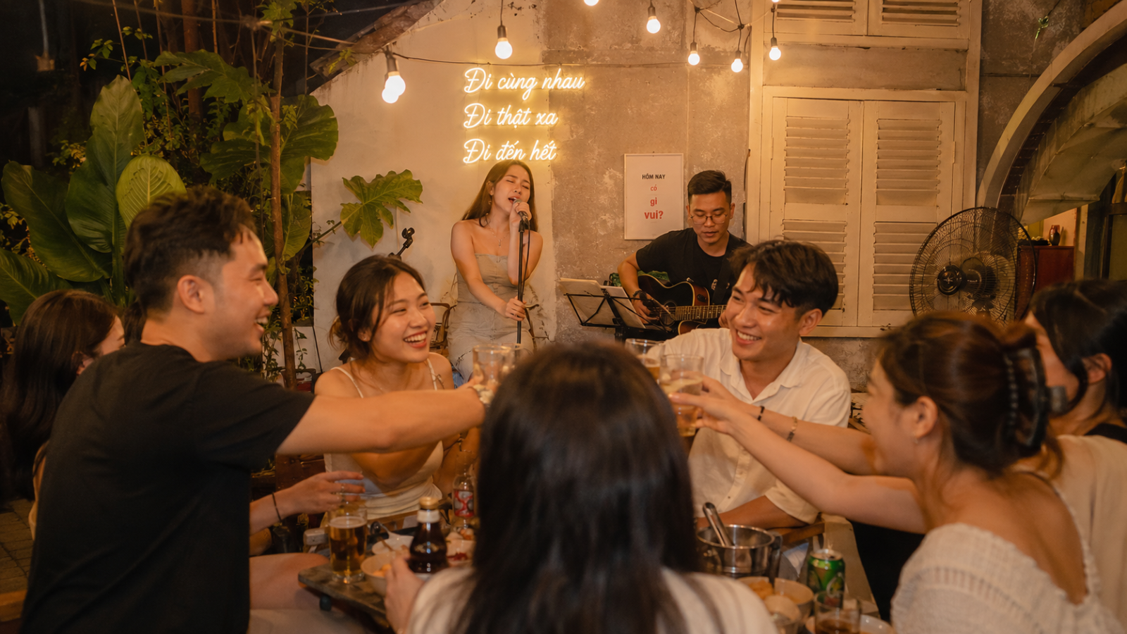 Âm nhạc Acoustic giúp buổi gặp gỡ bạn bè trở nên gần gũi, ấm áp và đáng nhớ hơn.