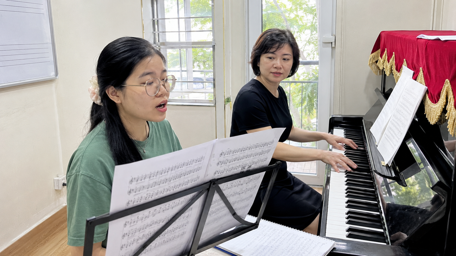 Ký Xướng Âm giúp người học chuyển ký hiệu trên bản nhạc thành giai điệu bằng giọng hát