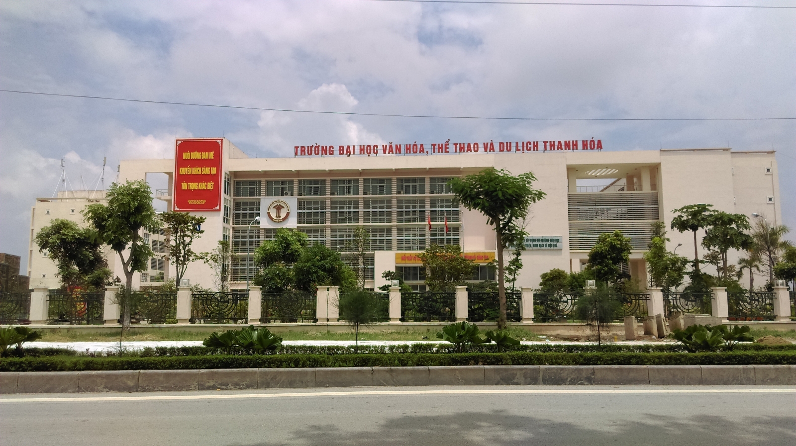 Trường Đại học Văn hóa, Thể thao và Du lịch Thanh Hóa có đào tạo ngành Sư phạm Âm nhạc.