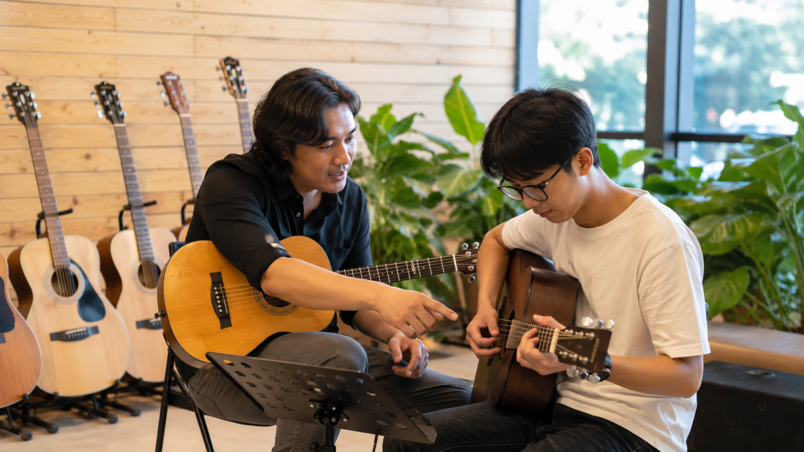 Người mới bắt đầu học guitar tại CLB.