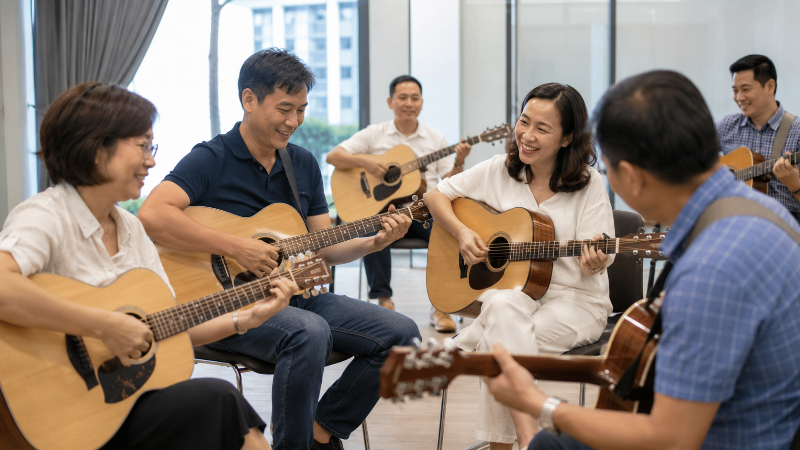 Lớp guitar nhóm giúp học viên có thêm động lực và cảm hứng luyện tập.