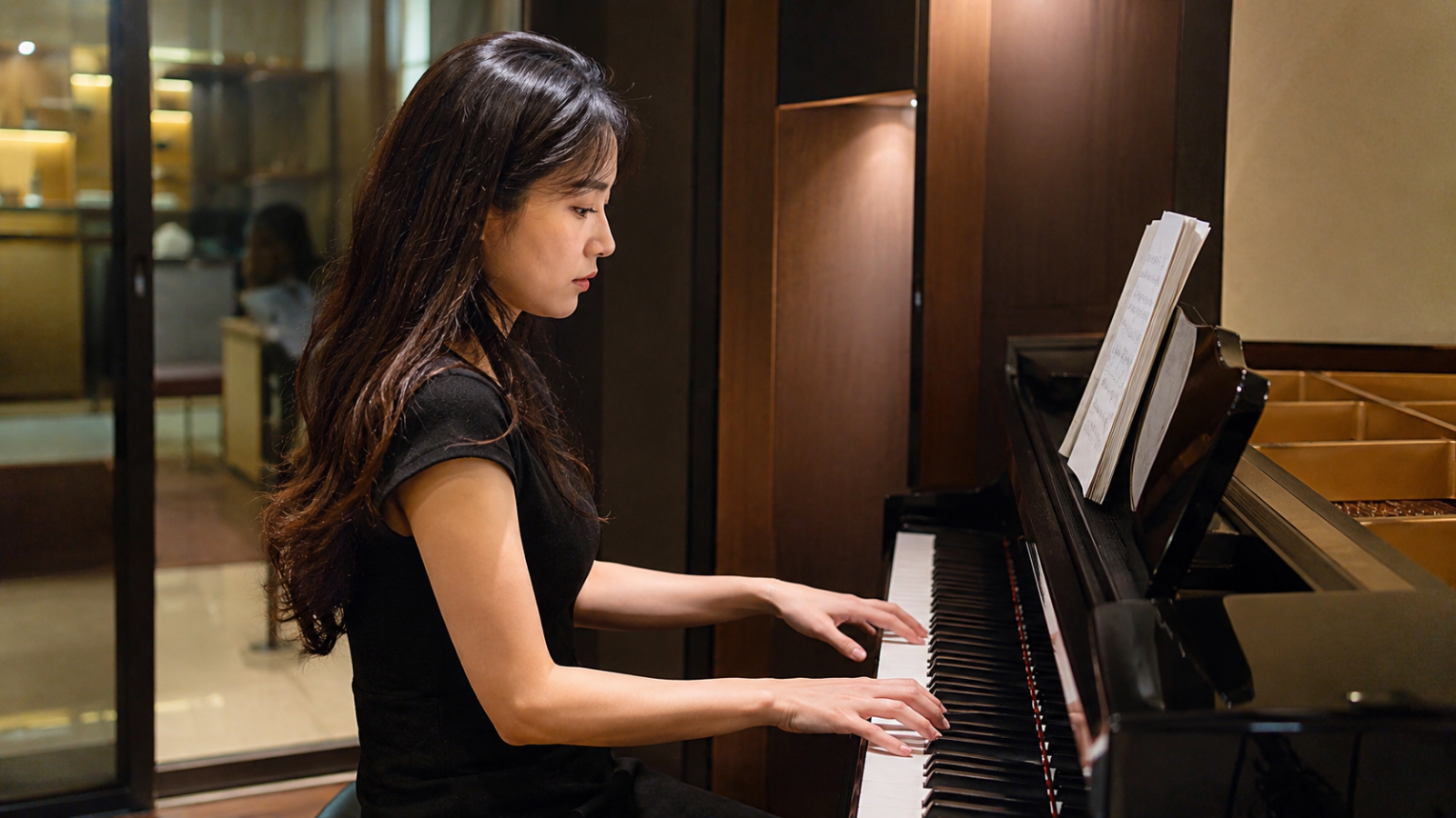 Người đi làm học piano sau giờ làm việc tại trung tâm âm nhạc