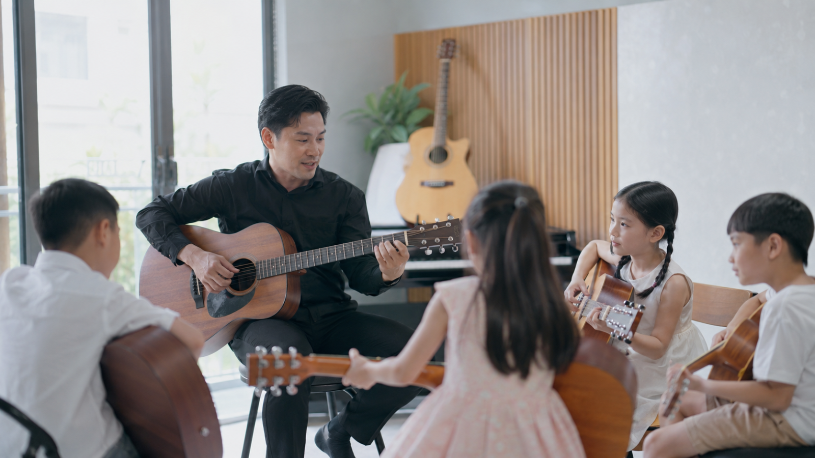 Lớp học Guitar dành cho học viên nhiều độ tuổi tại khu vực Bình Hưng.