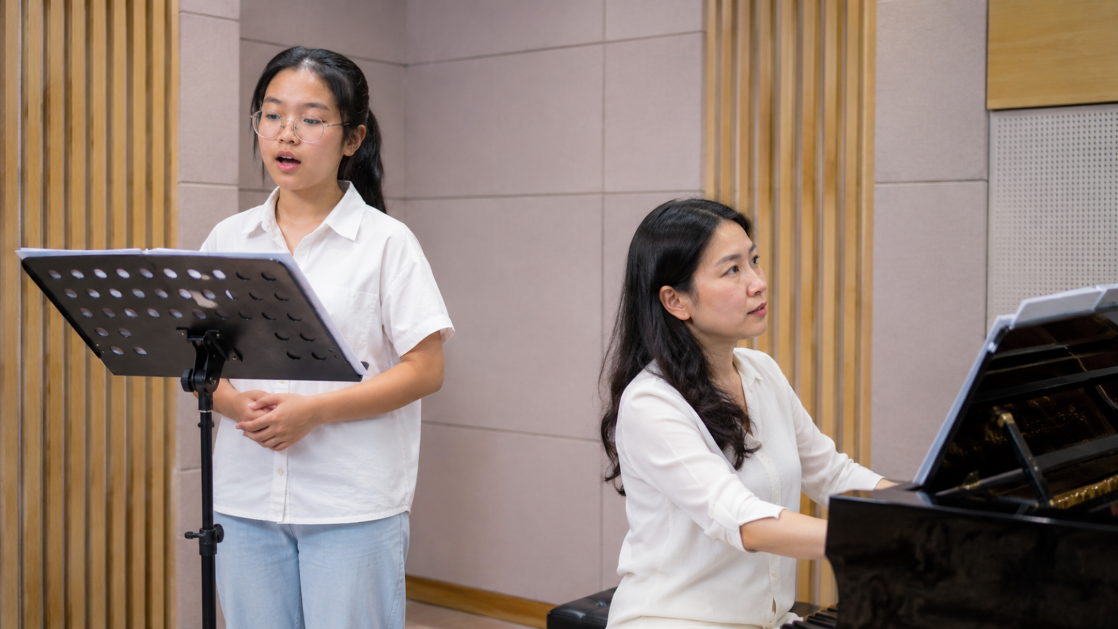 Học viên luyện Ký xướng âm dưới sự hướng dẫn trực tiếp của giảng viên.