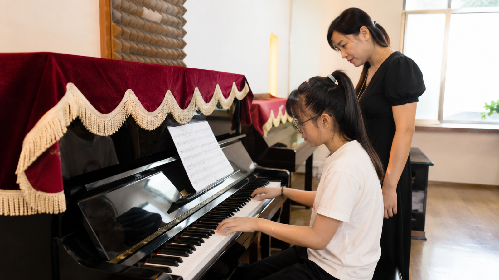 Học viên sử dụng sheet nhạc để luyện tập Piano và Thanh nhạc.
