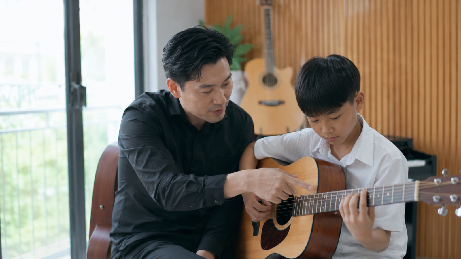 Học viên luyện Guitar dưới sự hướng dẫn trực tiếp của giảng viên.