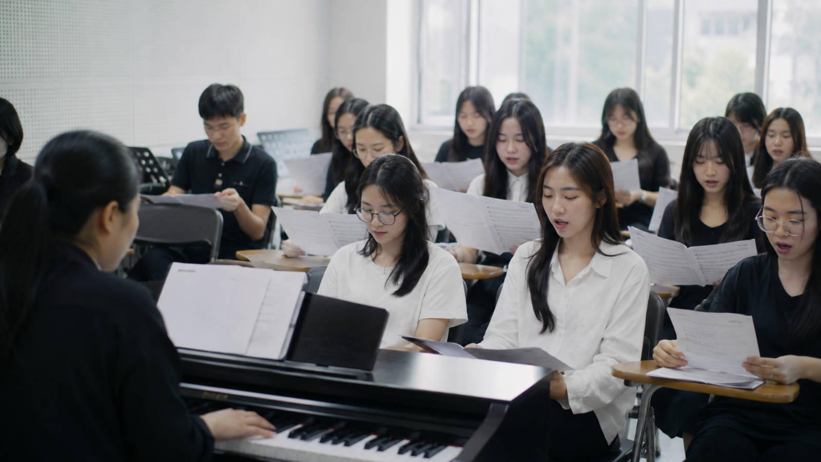 Học sinh lớp 11–12 chuẩn bị cho kỳ thi Sư phạm Âm nhạc với lộ trình học bài bản.