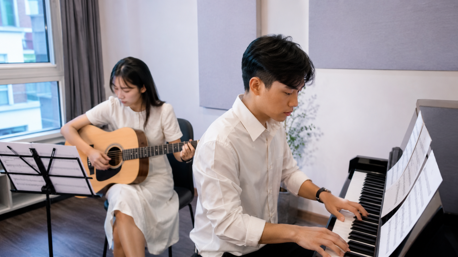 Học viên luyện tập Piano và Guitar với các ca khúc trữ tình Việt Nam.