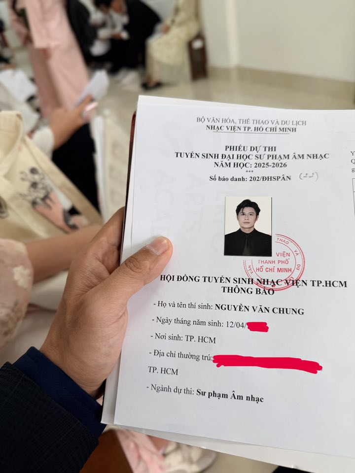 Nhạc sĩ Nguyễn Văn Chung khoe hồ sơ đăng ký thi vào khoa Sư phạm Âm nhạc của Nhạc Viện TP.HCM. Ảnh: FBNV