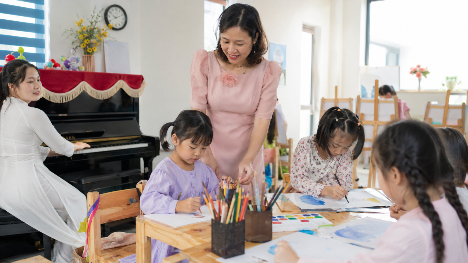 Đội ngũ giáo viên nghệ thuật hướng dẫn học viên trong môi trường học tập hiện đại.