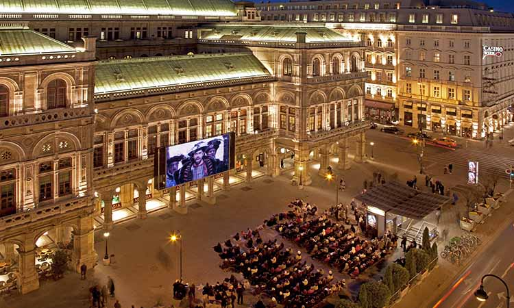 Vienna là trung tâm âm nhạc lớn của châu Âu và là cái nôi của trường phái Cổ điển Vienna.